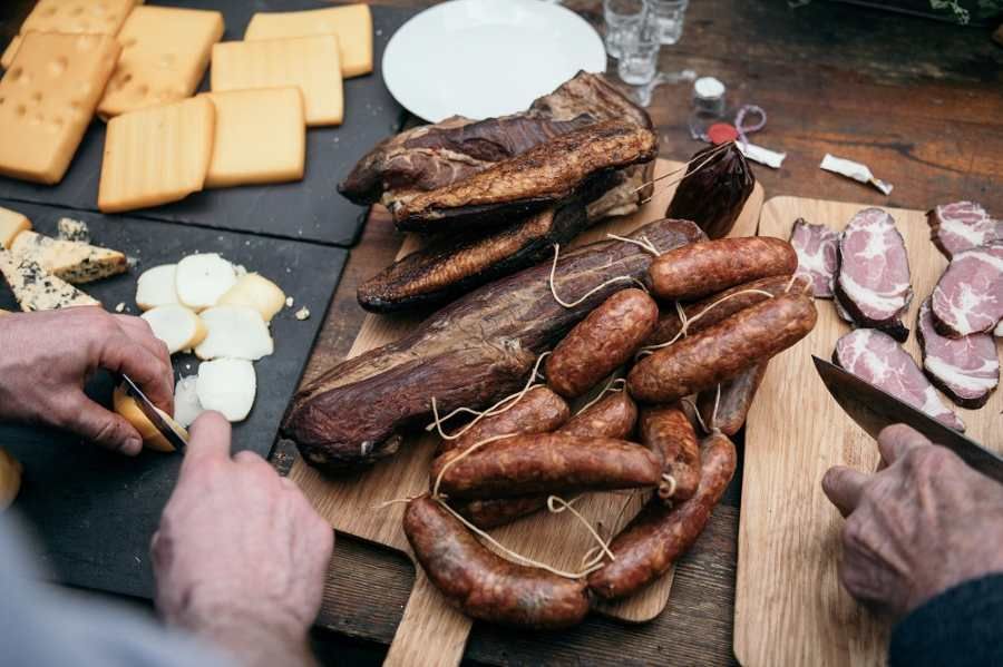 Co všechno se dá v udírně připravit a jaké dipy a marinády se k tomu hodí