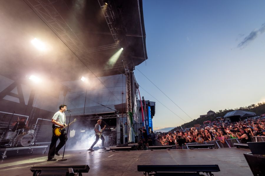 Hudební festival Hrady CZ zahájí své letošní 21. putování na Točníku, vystoupí zde Daniel Landa, Mirai, Rybičky 48 nebo Mig 21