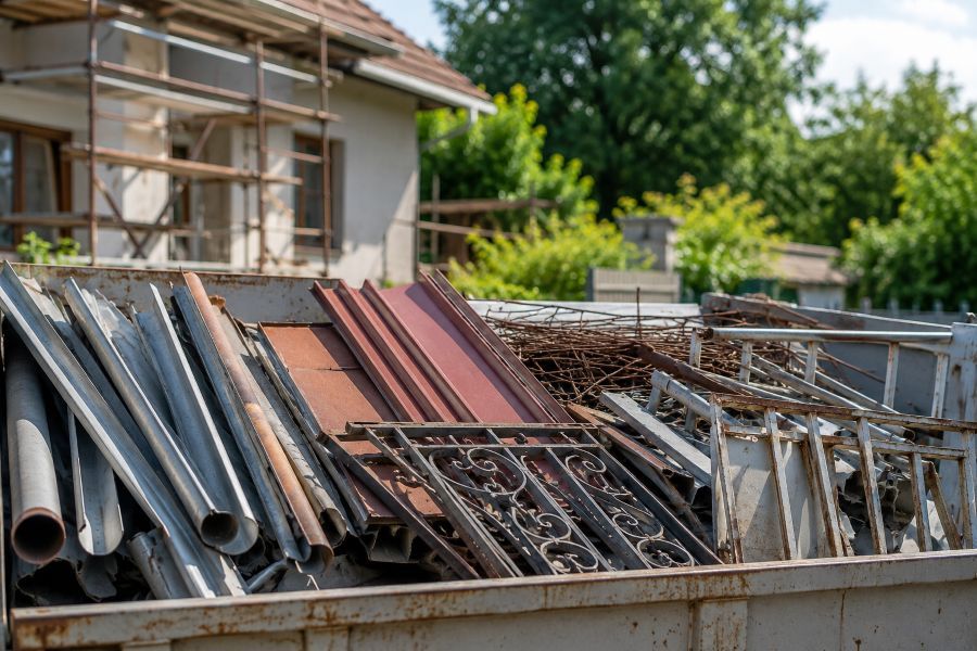 Léto přeje opravám domů i zahrad. KOVOŠROT SUDA s.r.o. vysvětluje, které kovové materiály mají hodnotu i po demontáži