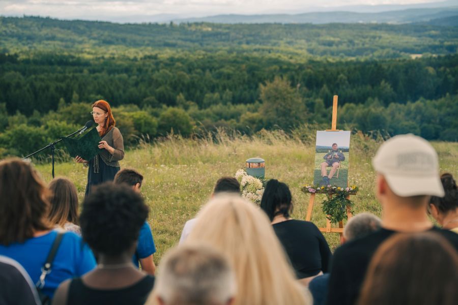 Smysluplné rituály a včasná komunikace pomáhají rodinám při provázení v závěru života