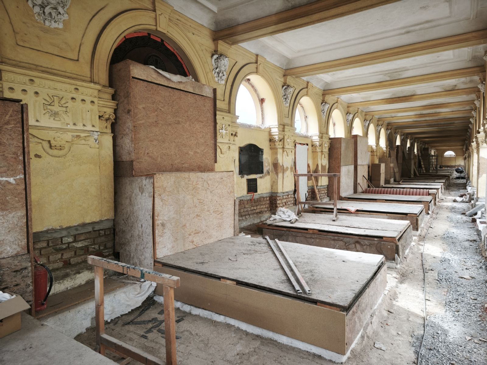 Na Ústředním hřbitově v Plzni pokračuje obnova arkád, střechy, fasád i spodní stavby
