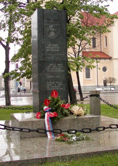 obrázek: Květiny u plzeňských památníků