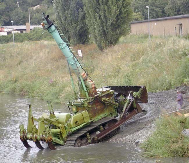 obrázek: Stavbařům pomáhá podvodní bagr