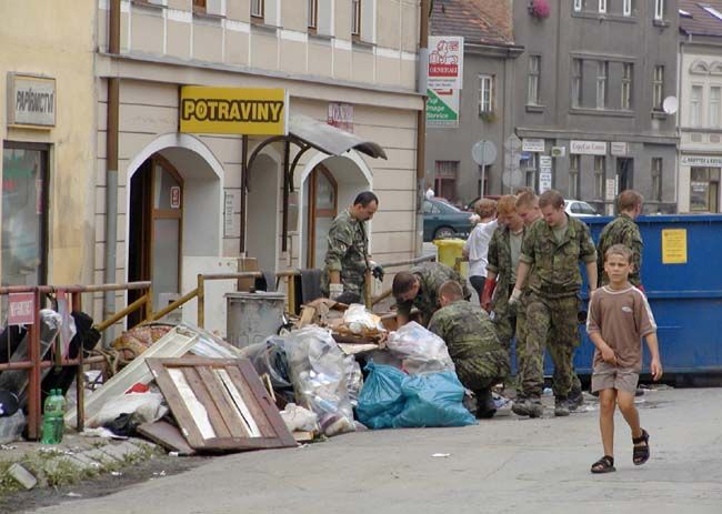 obrázek: Pomáhá, kdo má ruce, nohy