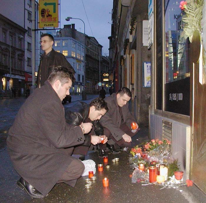 obrázek: Svíčky a květiny na Americké třídě