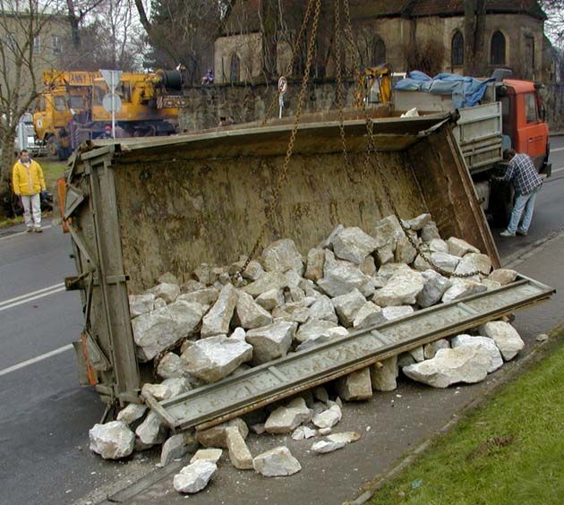 obrázek: Náklaďák s obilím spadl do strouhy