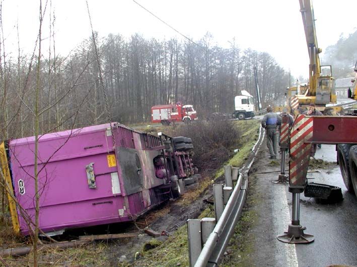 obrázek: Vážná nehoda zablokovala silnici 