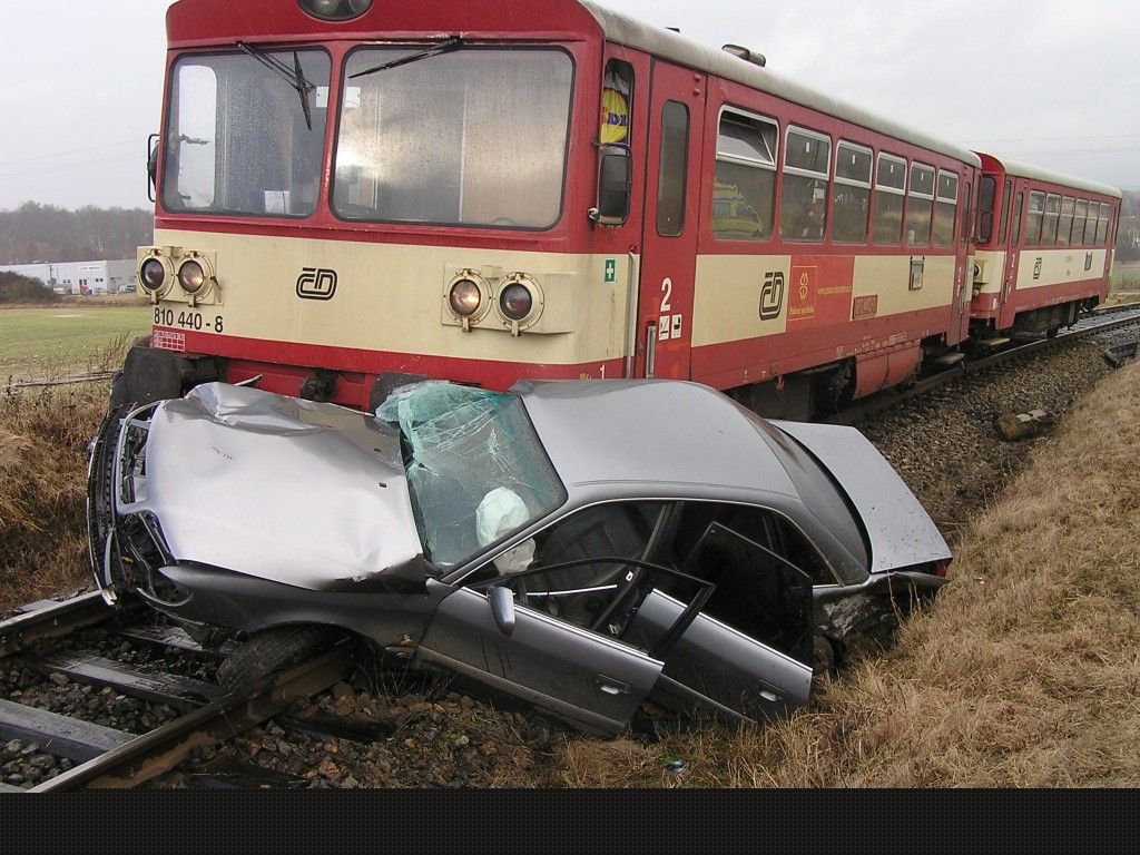 obrázek: Auto se střetlo za Poběžovicemi s motorákem, dva zranění