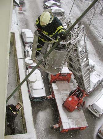 obrázek: Opilou ženu sundavali ze střechy hasiči