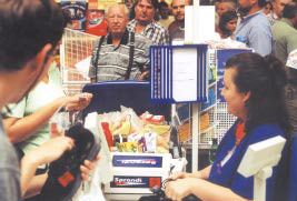obrázek: Hypermarkety v Plzni zahájily povánoční výprodeje