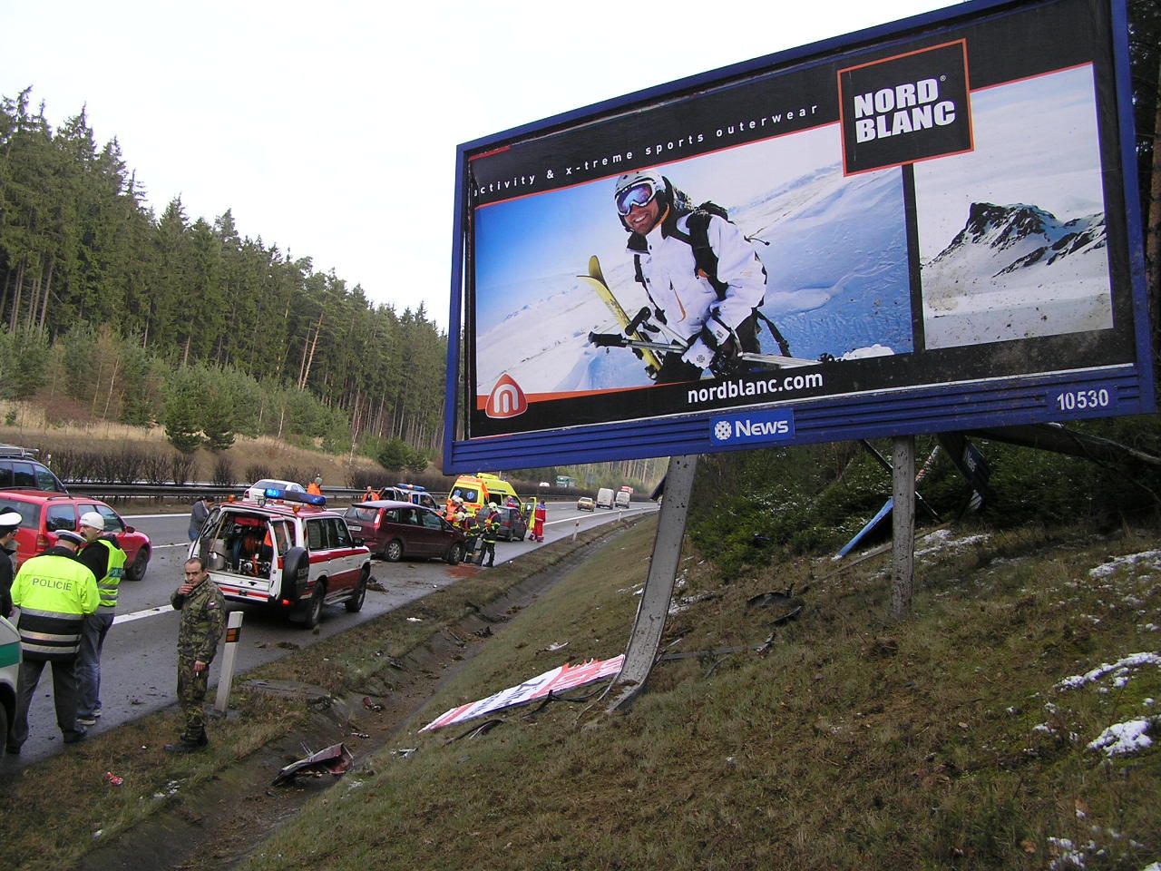 obrázek: Na dálnici u Rokycan auto narazilo do billboardu