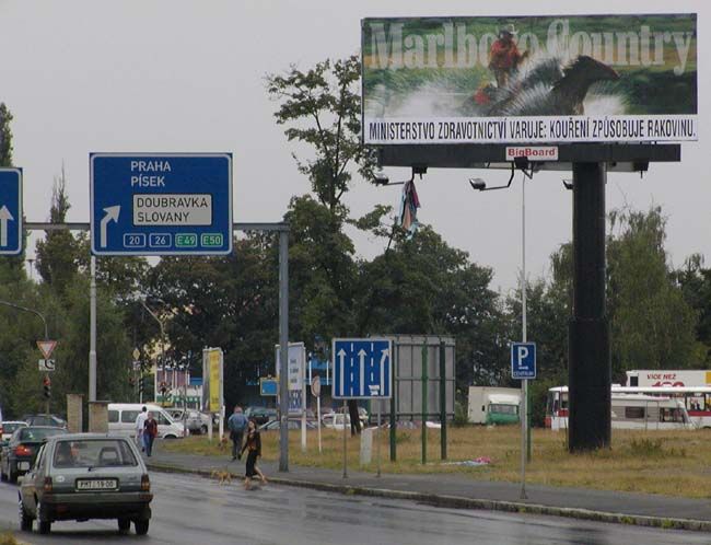 obrázek: Plzeňák demontoval poutač, chtěl tyč na balkon