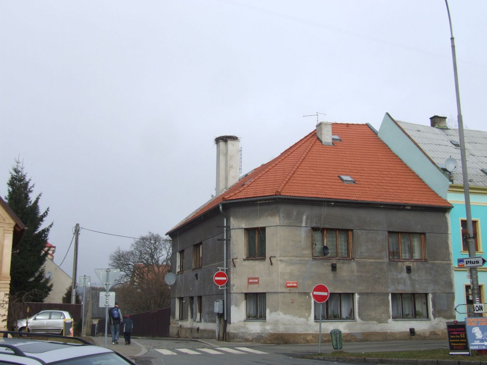 obrázek: Čápi v Plané dnes dostanou nový hnízdící sloup