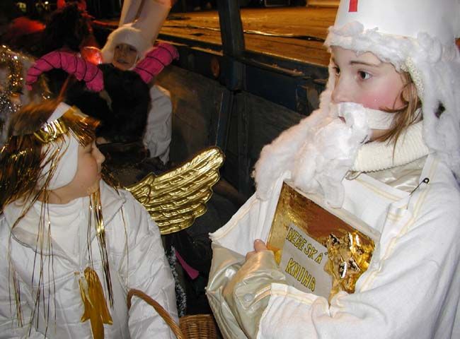 obrázek: Děti z plzeňských mateřinek obdaruje Mikuláš