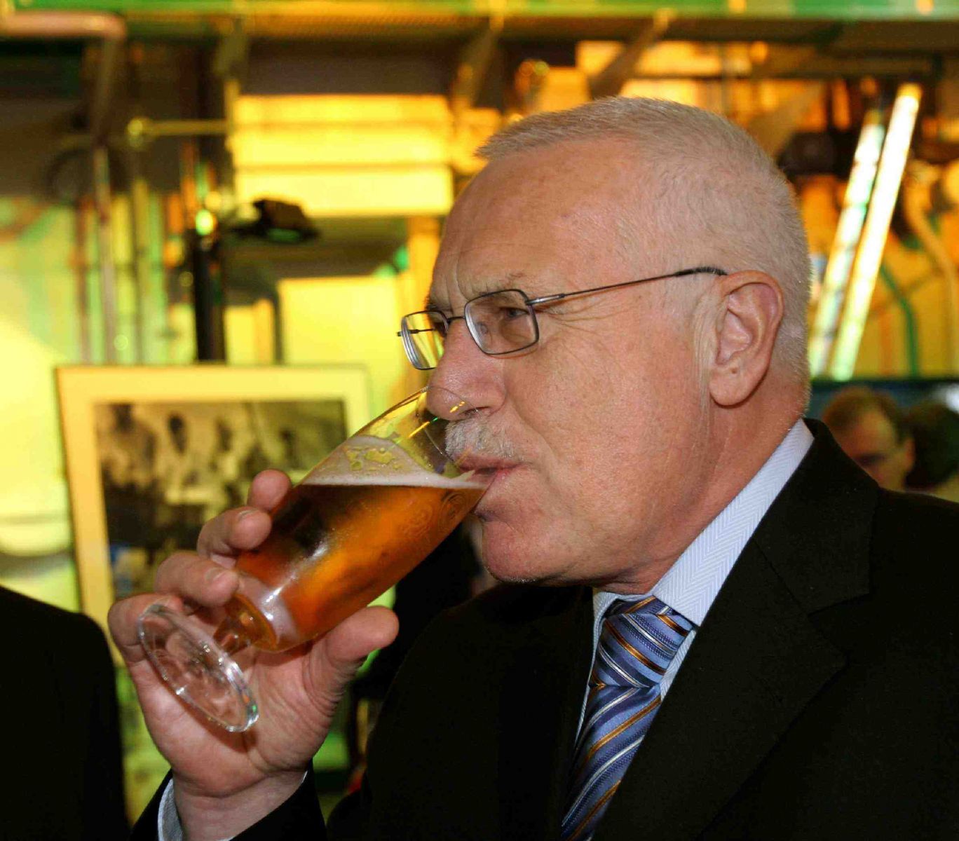 obrázek: Češi chtějí jít na pivo s Karlem Gottem nebo prezidentem