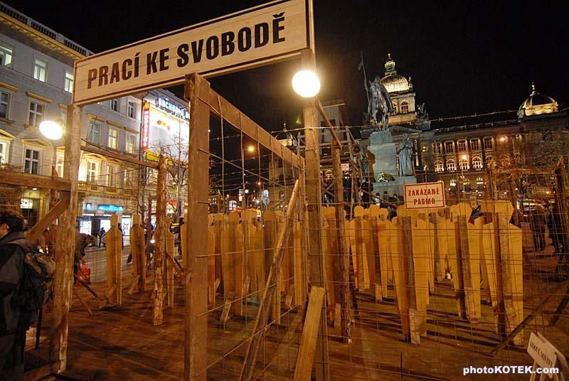 obrázek: Člověk v tísni postaví na náměstí komunistický lágr
