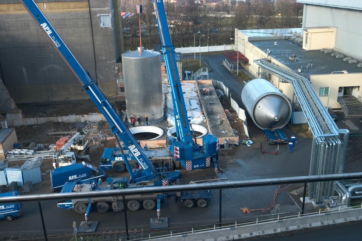 obrázek: Do Plzeňského Prazdroje směřují obří tanky