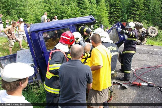 obrázek: Dodávka se srazila u Železné Rudy s traktorem