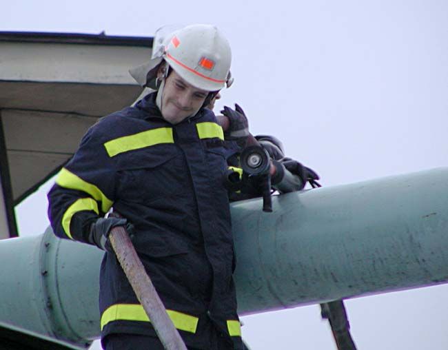 obrázek: Skočil z deseti metrů a skoro nic se mu nestalo