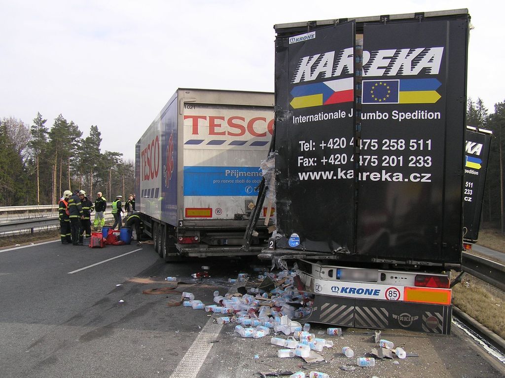 obrázek: Kamion s mlékem zablokoval dálnici D5