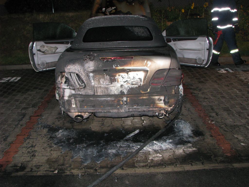 obrázek: Mercedes v Plzni někdo polil benzínem