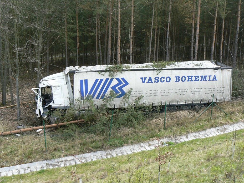 obrázek: Na dálnici D5 boural kamion s nábytkem