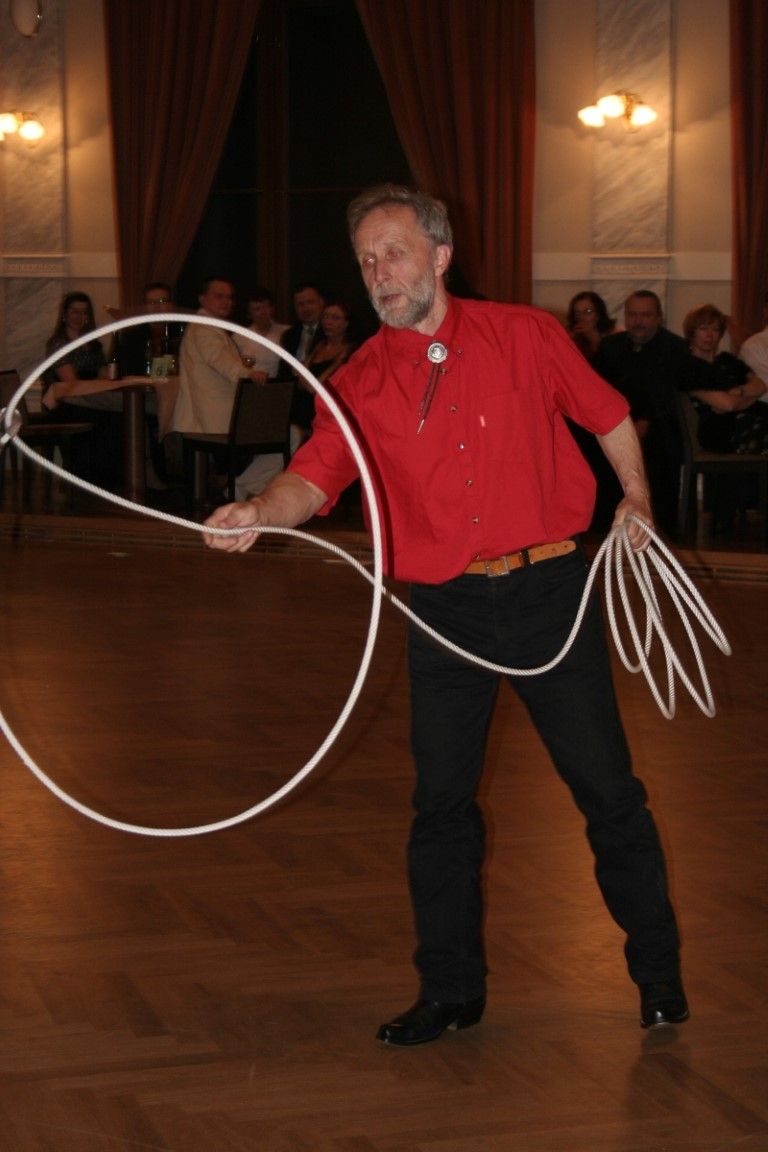 obrázek: Na skautském plese se tančilo i lasovalo