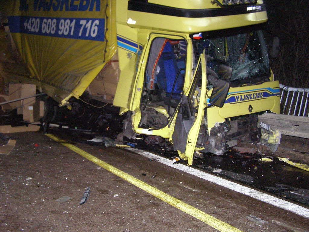 obrázek: Nehoda kamionu zablokovala silnici u Třebčic