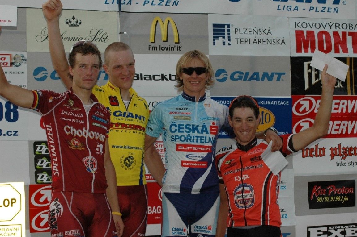 obrázek: Pavel Zerzan se vklínil mezi silničáře