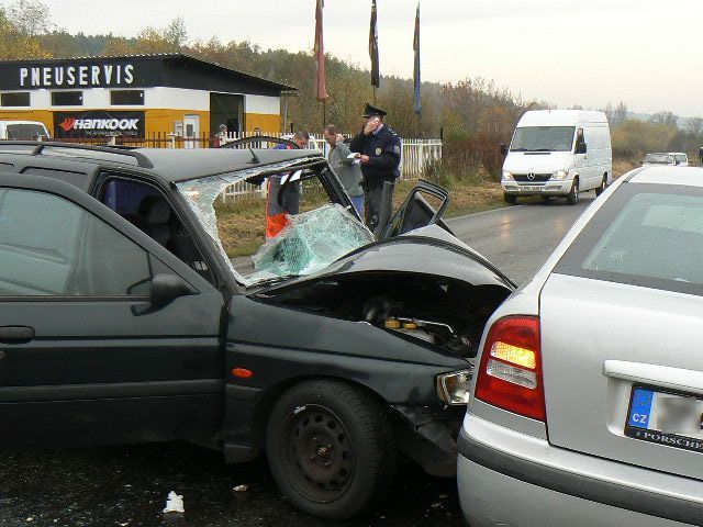obrázek: Plzeňská nehoda u autobazaru: Čtyři zranění