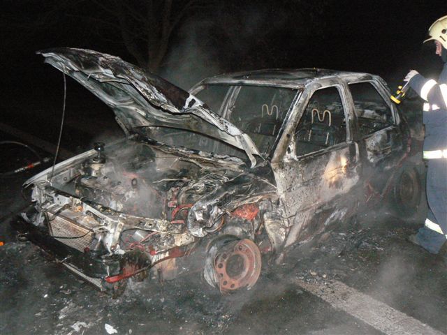 obrázek: Po nehodě u Třemošné shořelo auto