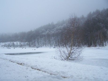 obrázek: Rybáři kontrolují kyslík pod ledem, ryby zatím dýchat mohou