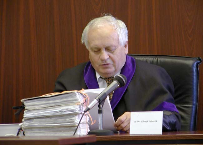 obrázek: Znásilnil dceru družky a udělal jí dítě