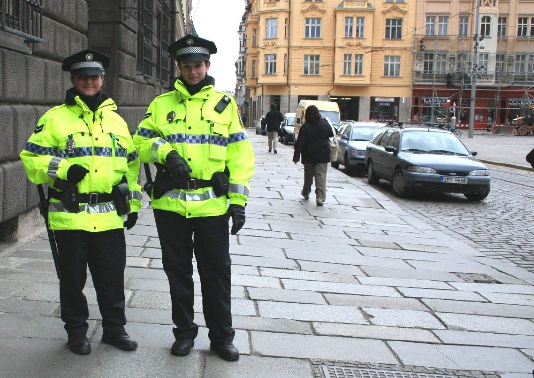 obrázek: Strážníky zahřívají reflexní bundy