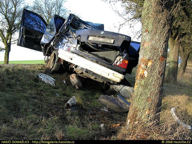 obrázek: Stromky nehořely, hasiči zasahovali o Vánocích u nehod