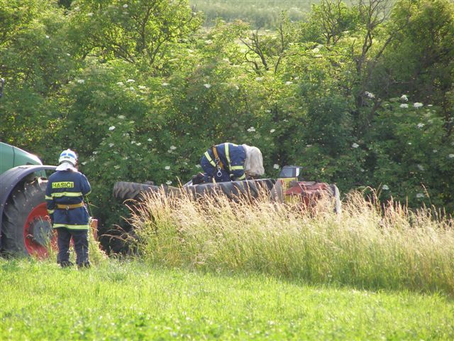 obrázek: Traktor spadl do včelína, poštípaný řidič skončil v nemocnici