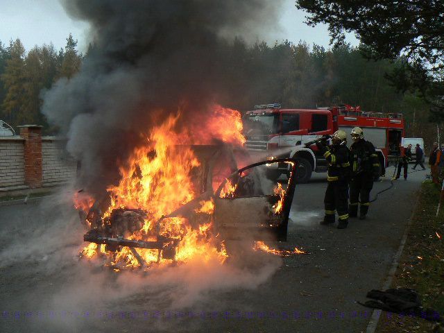obrázek: U hřbitova vzplálo auto, řidič se popálil