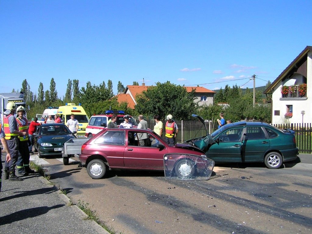obrázek: U Lužan se srazila dodávka s osobním autem