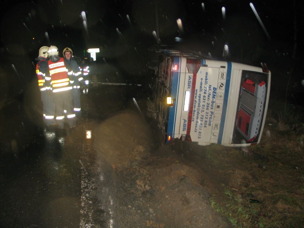 obrázek: V Babylonu se v noci převrátil autobus plný dětí