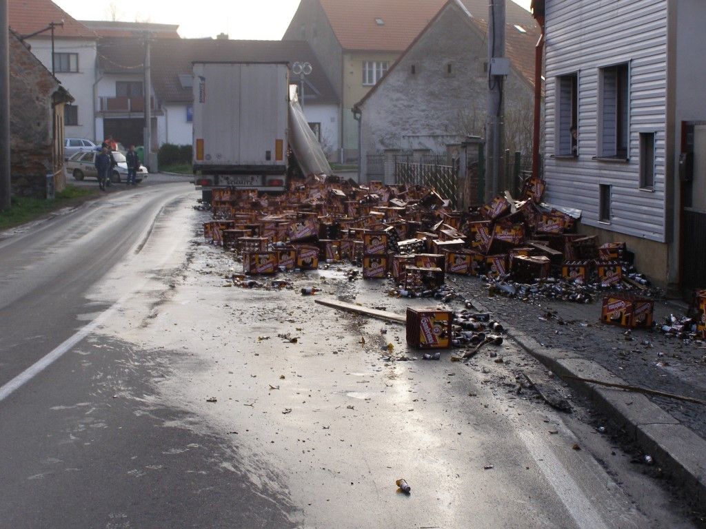 obrázek: V Kasejovicích boural kamion, lahve s pivem zasypaly silnici