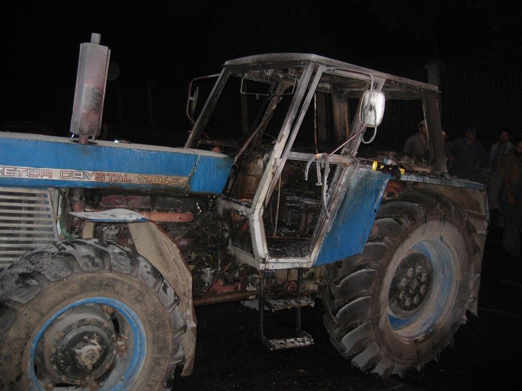 obrázek: V Petrovicích shořel traktor