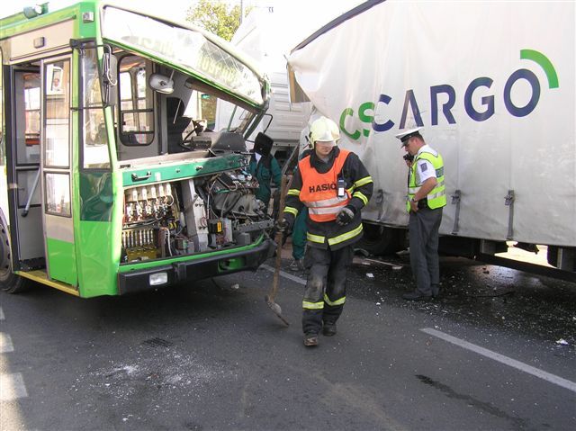 obrázek: V Plzni včera boural trolejbus, pět zraněných