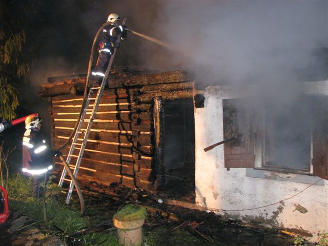obrázek: V Rabštejně nad Střelou shořela roubená chata