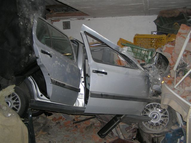 obrázek: Ve Švihově v noci narazilo auto do domu, řidič zemřel