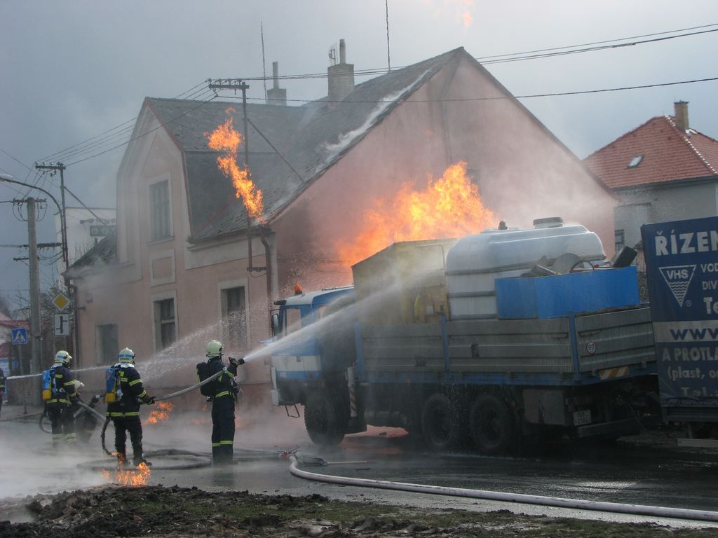 obrázek: Ve Zbůchu vybuchl plyn, hořelo auto i dům