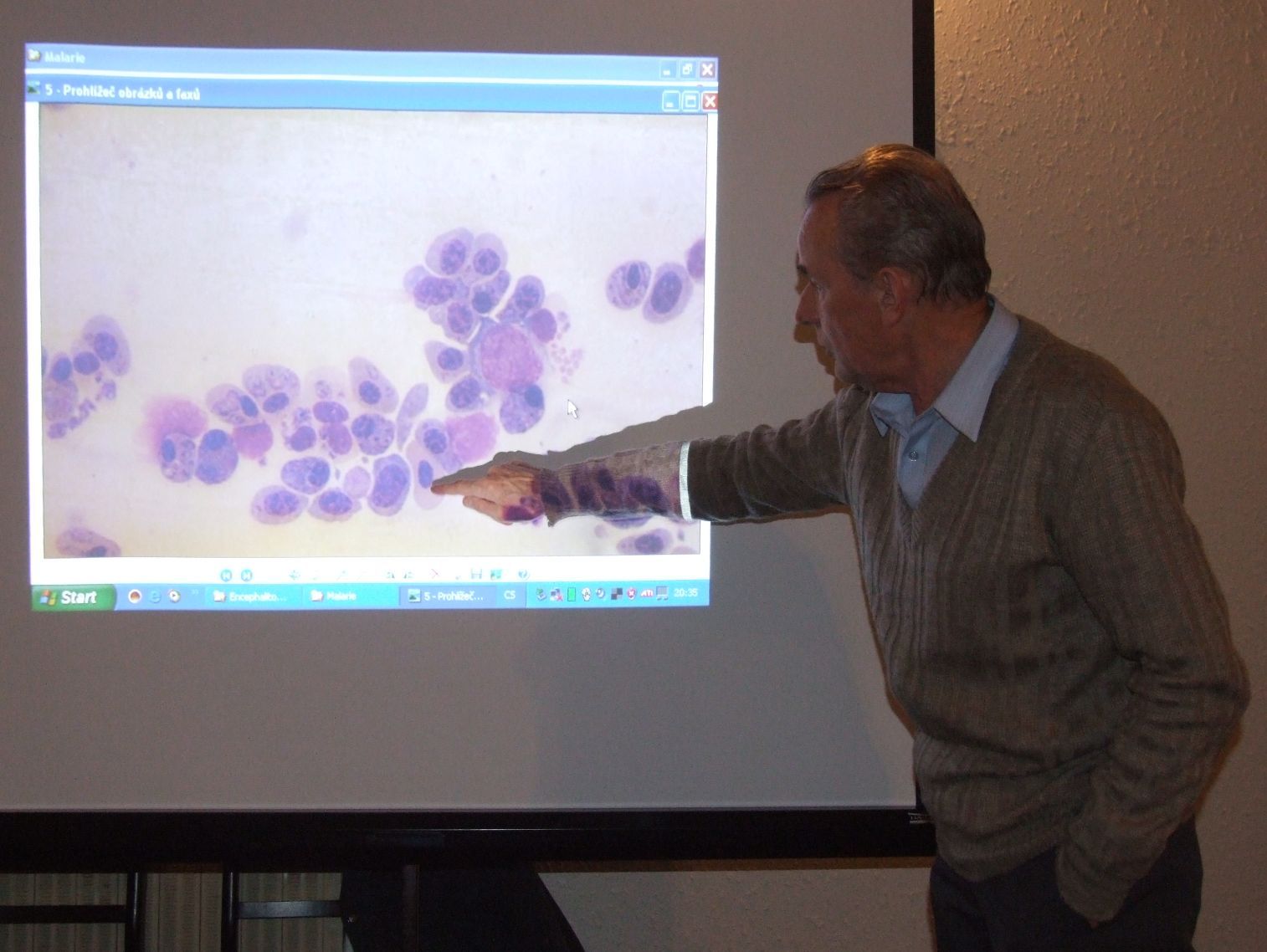 obrázek: Veterinář a patolog přednášel o chorobách ptáků a zvířat