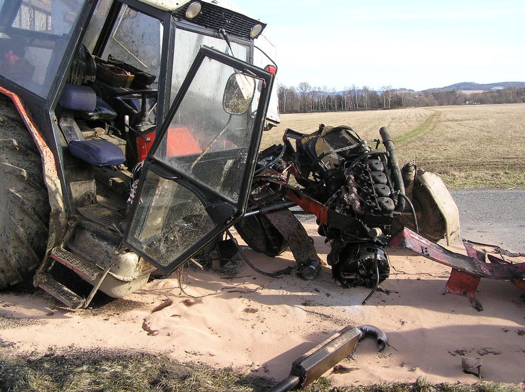 obrázek: Vlak se srazil s traktorem, řidič byl lehce zraněn