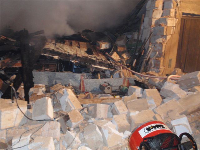 obrázek: Výbuch zničil v Rokycanech dvojgaráž a dvě osobní auta