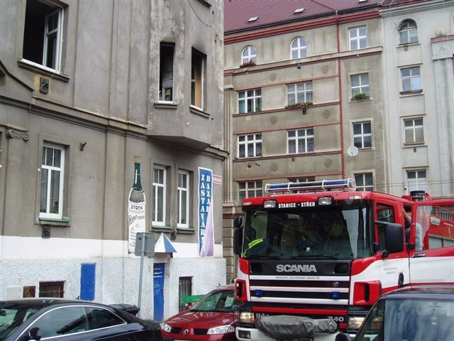 obrázek: Kvůli hořícímu bytu hasiči evakuovali sedm lidí