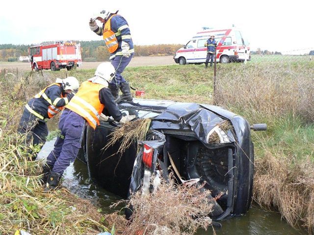 obrázek: Z potoka u Horažďovic vytahovali auto